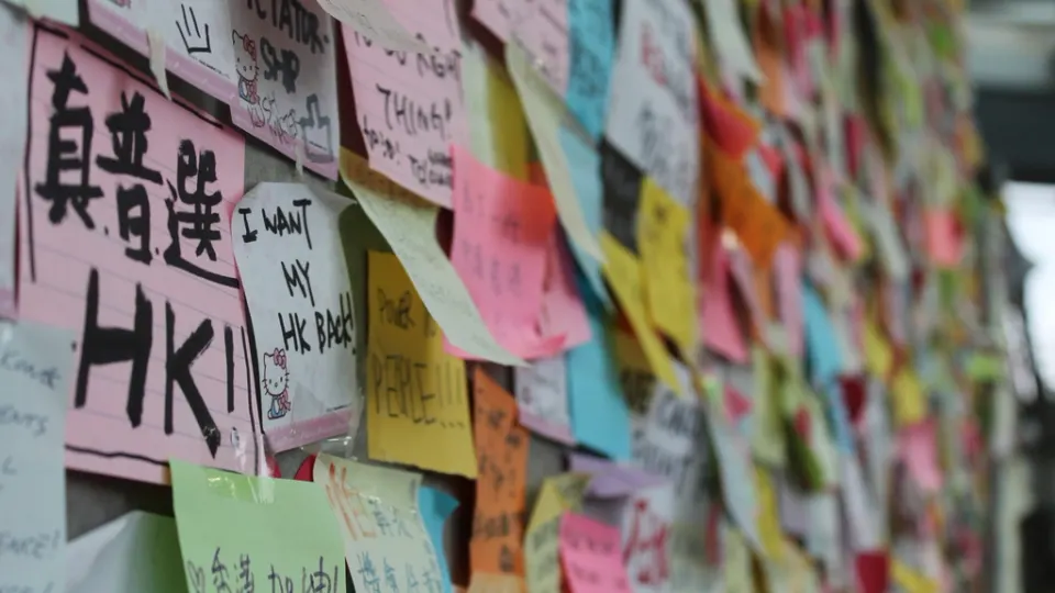 Haftnotizen an der Wand im Workshop