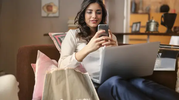 Onlineshopping am Laptop