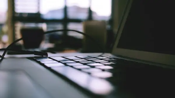 Arbeiten am Laptop im Homeoffice