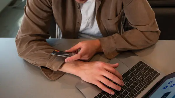 Kreditkarte in der Hand
