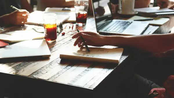 Modernes Startup-Büro mit Arbeitsplätzen