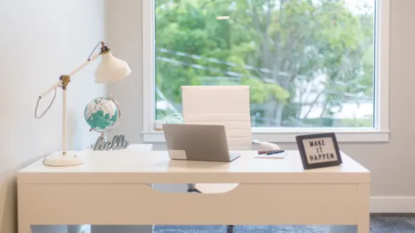 Arbeiten am Laptop im Homeoffice