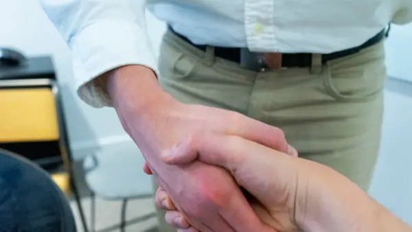 Handschlag zwischen Geschäftspartnern