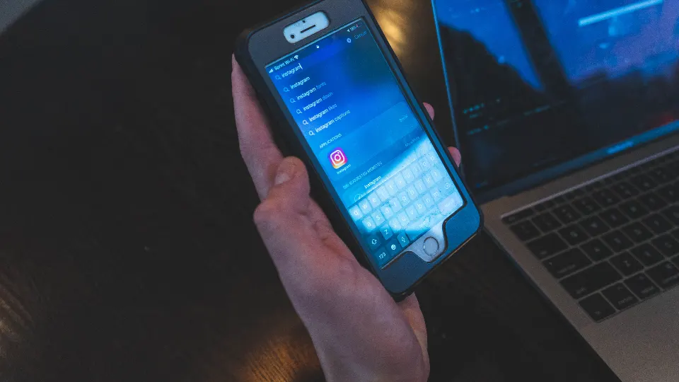 Menschen im Gespräch bei einem Netzwerktreffen