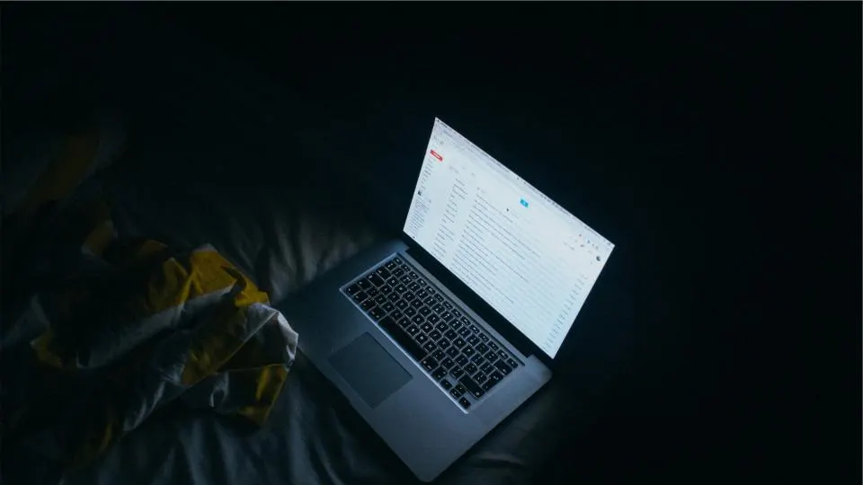 E-Mail-Bearbeitung am Laptop