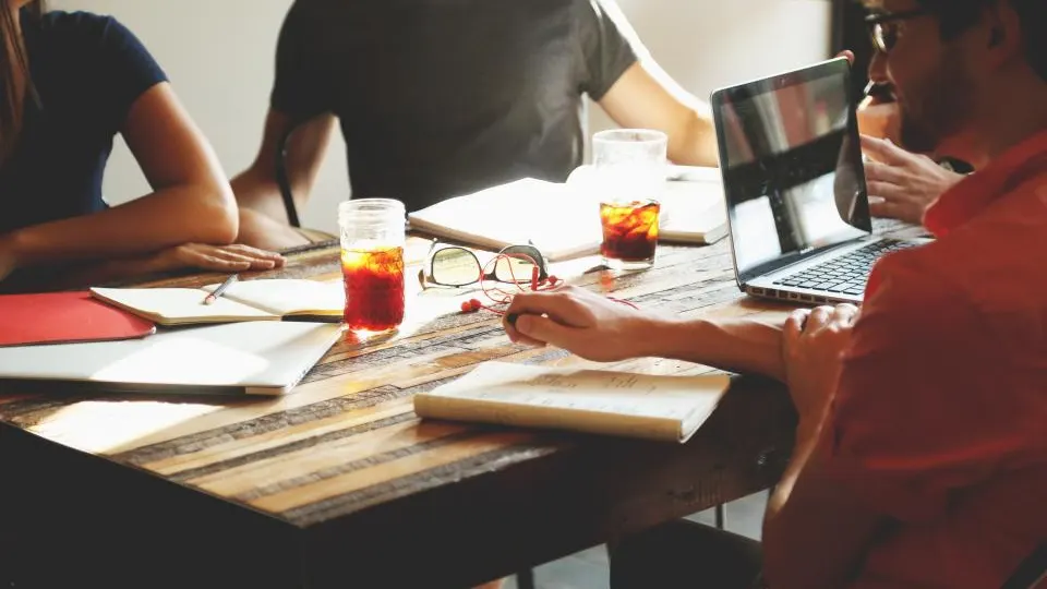 Modernes Startup-Büro mit Arbeitsplätzen