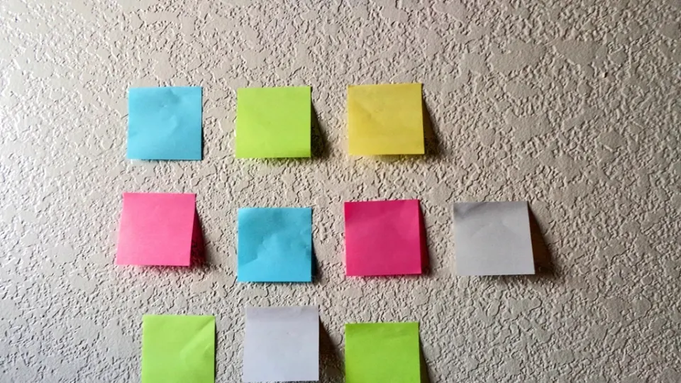 Haftnotizen an der Wand im Workshop
