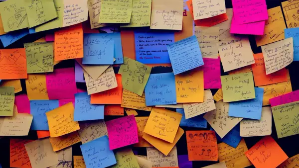 Haftnotizen an der Wand im Workshop