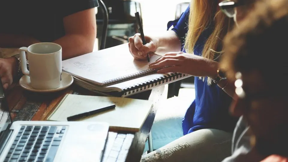 Modernes Startup-Büro mit Arbeitsplätzen