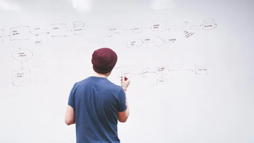 Modernes Startup-Büro mit Arbeitsplätzen