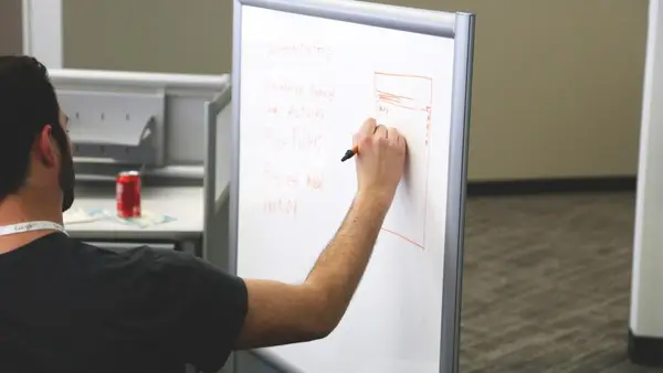 Marketingstrategie am Whiteboard