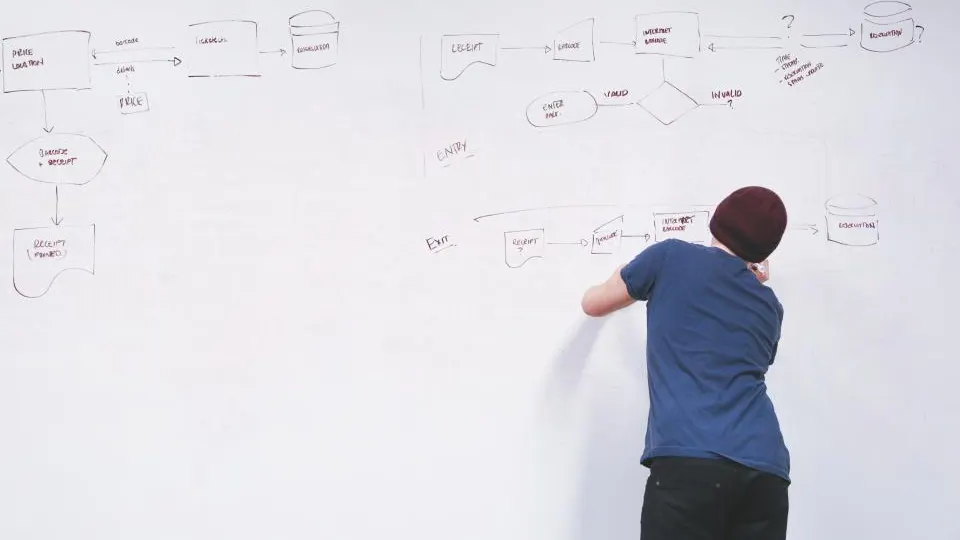 Modernes Startup-Büro mit Arbeitsplätzen
