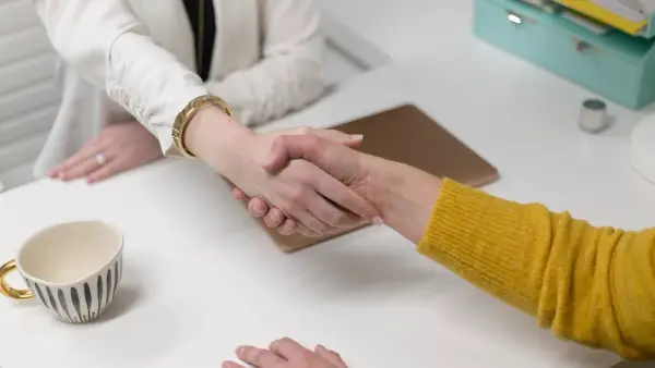 Handschlag zwischen Geschäftspartnern