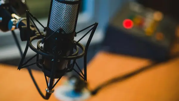 Mikrofon im Podcast-Studio