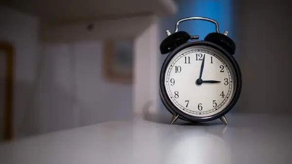 Uhr auf dem Schreibtisch