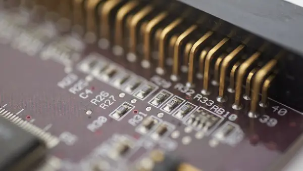 Elektronische Bauteile auf einer Platine